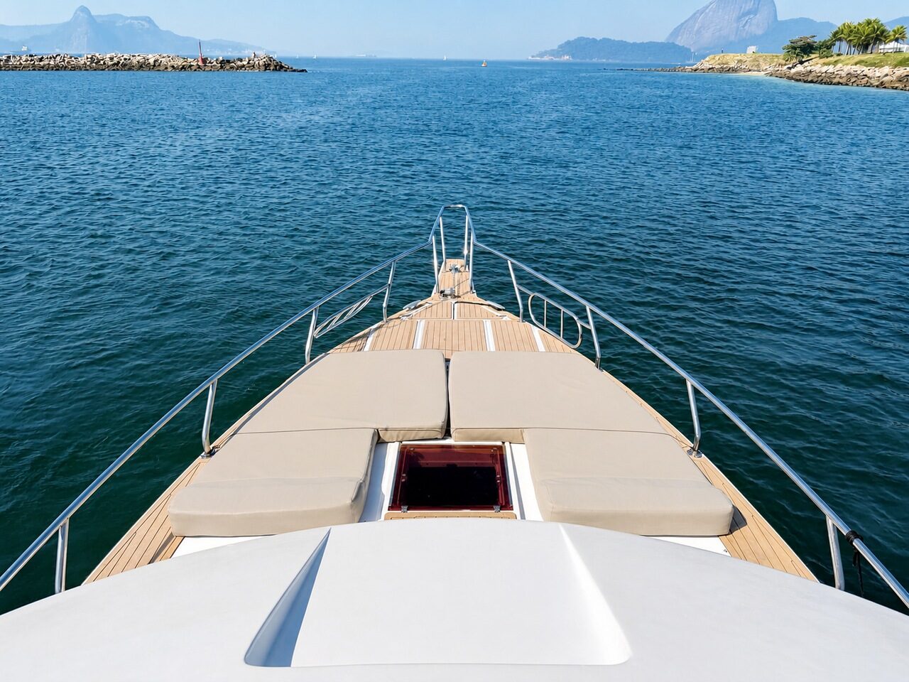 WeBoat 420 - Solário de proa com vista do Pão de Açúcar