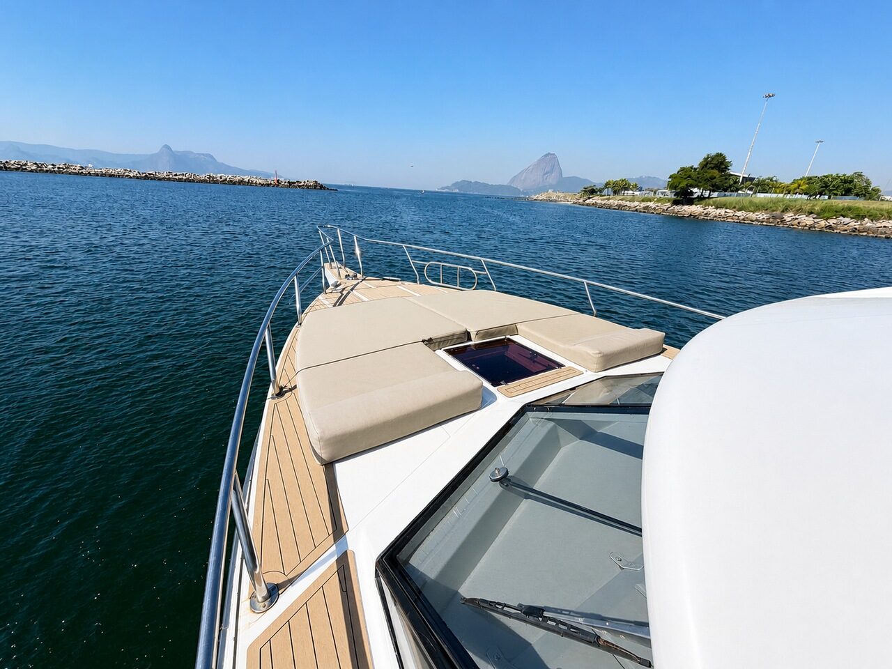 WeBoat 420 - Proa com vista da Baía de Guanabara