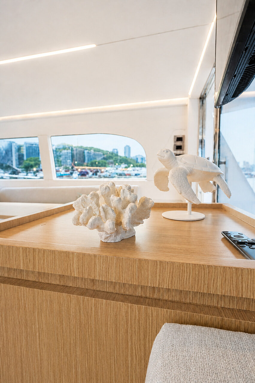 WeBoat Mares 50 - Mesa do salão com decoração