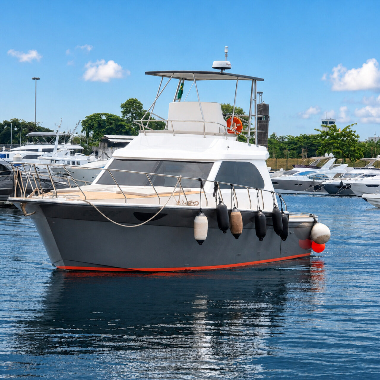 WeBoat Mares 50 - Vista lateral atracada na Marina da Glória