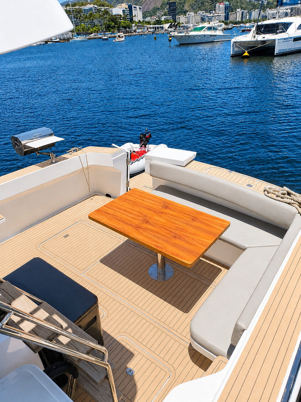 WeBoat Mares 50 - Praça de popa com mesa de jantar