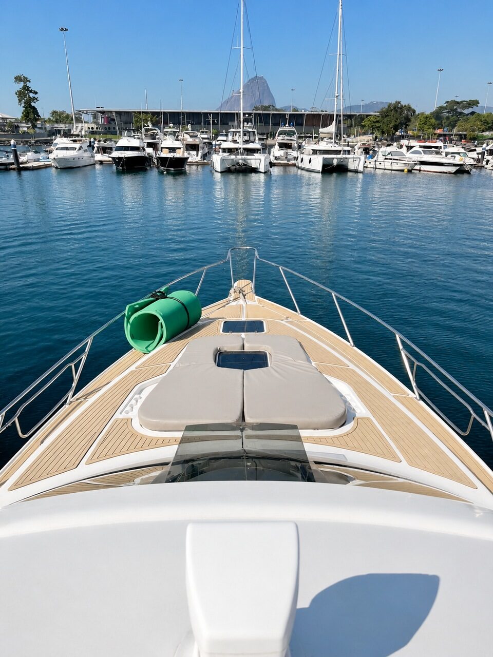 WeBoat Rio Star 50 - Proa com vista da Marina da Glória