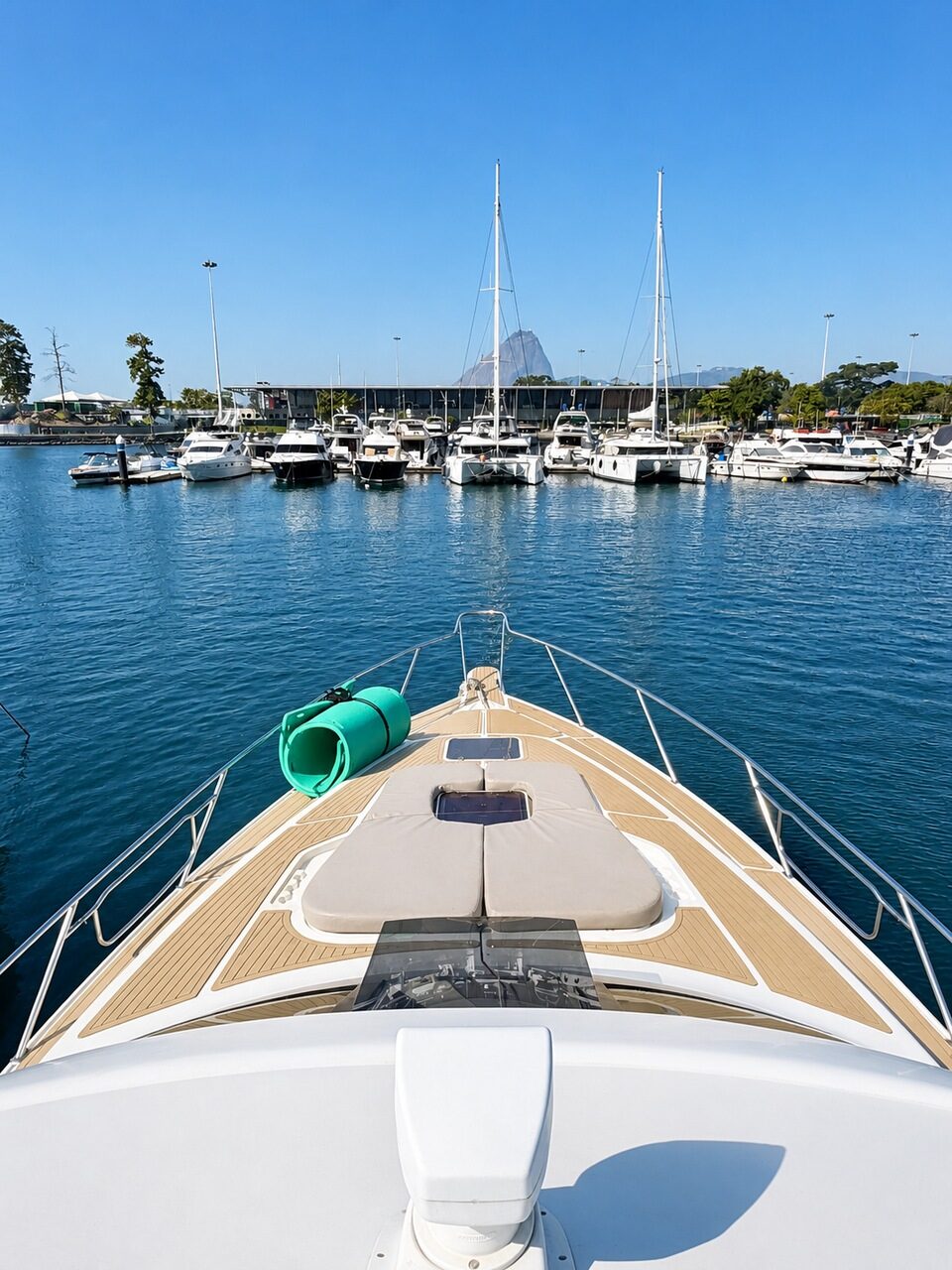 WeBoat Rio Star 50 - Solário de proa com vista da baía