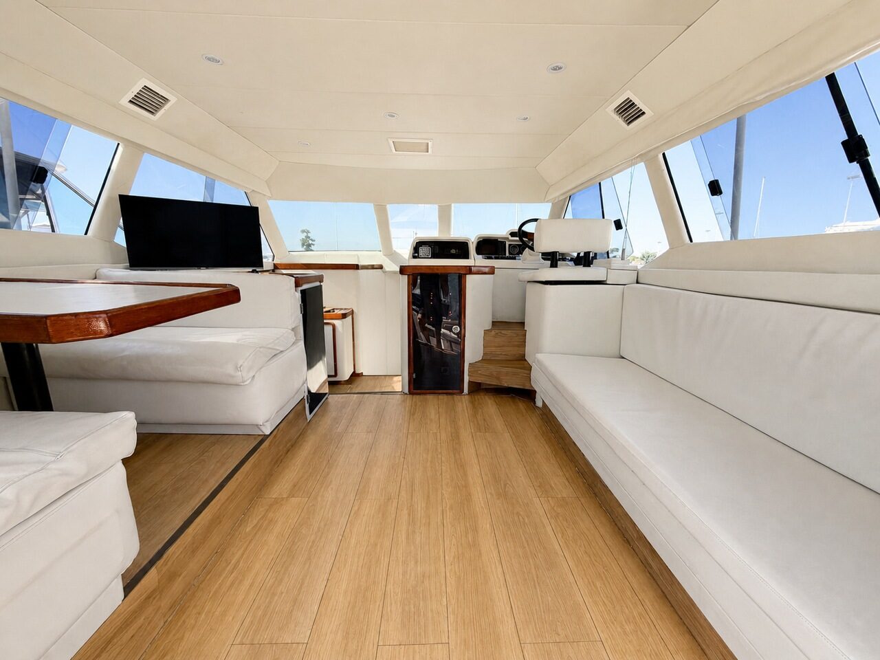 WeBoat Rio Star 50 - Salão com sofás e acesso à timoneira