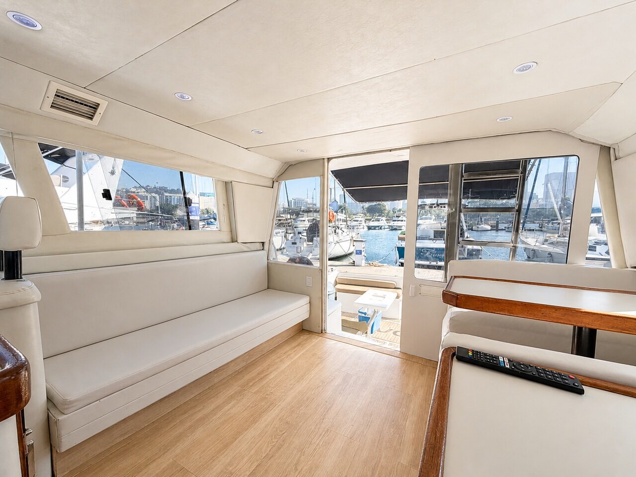 WeBoat Rio Star 50 - Salão com sofá e saída para a popa
