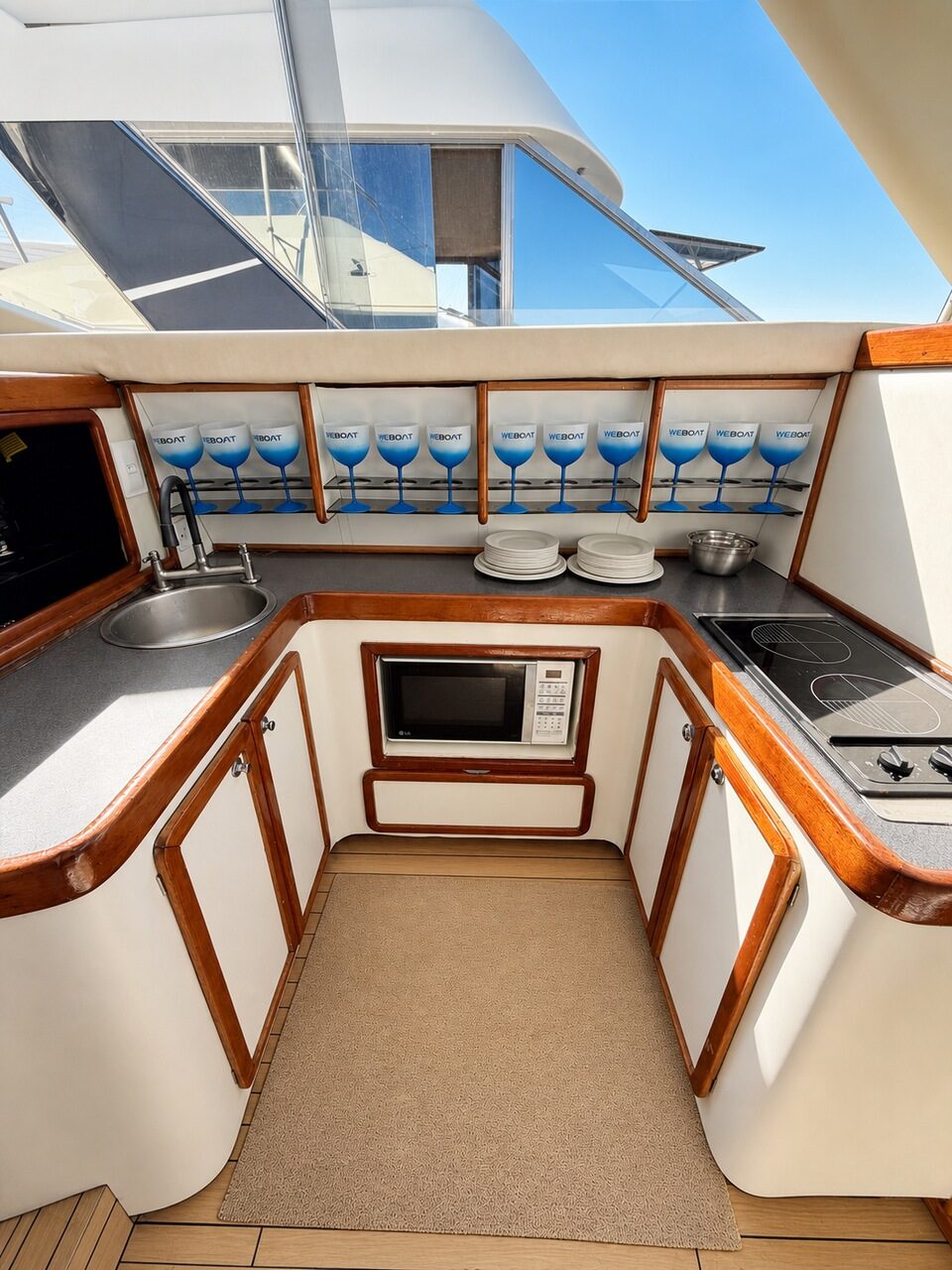WeBoat Rio Star 50 - Cozinha com cooktop e micro-ondas