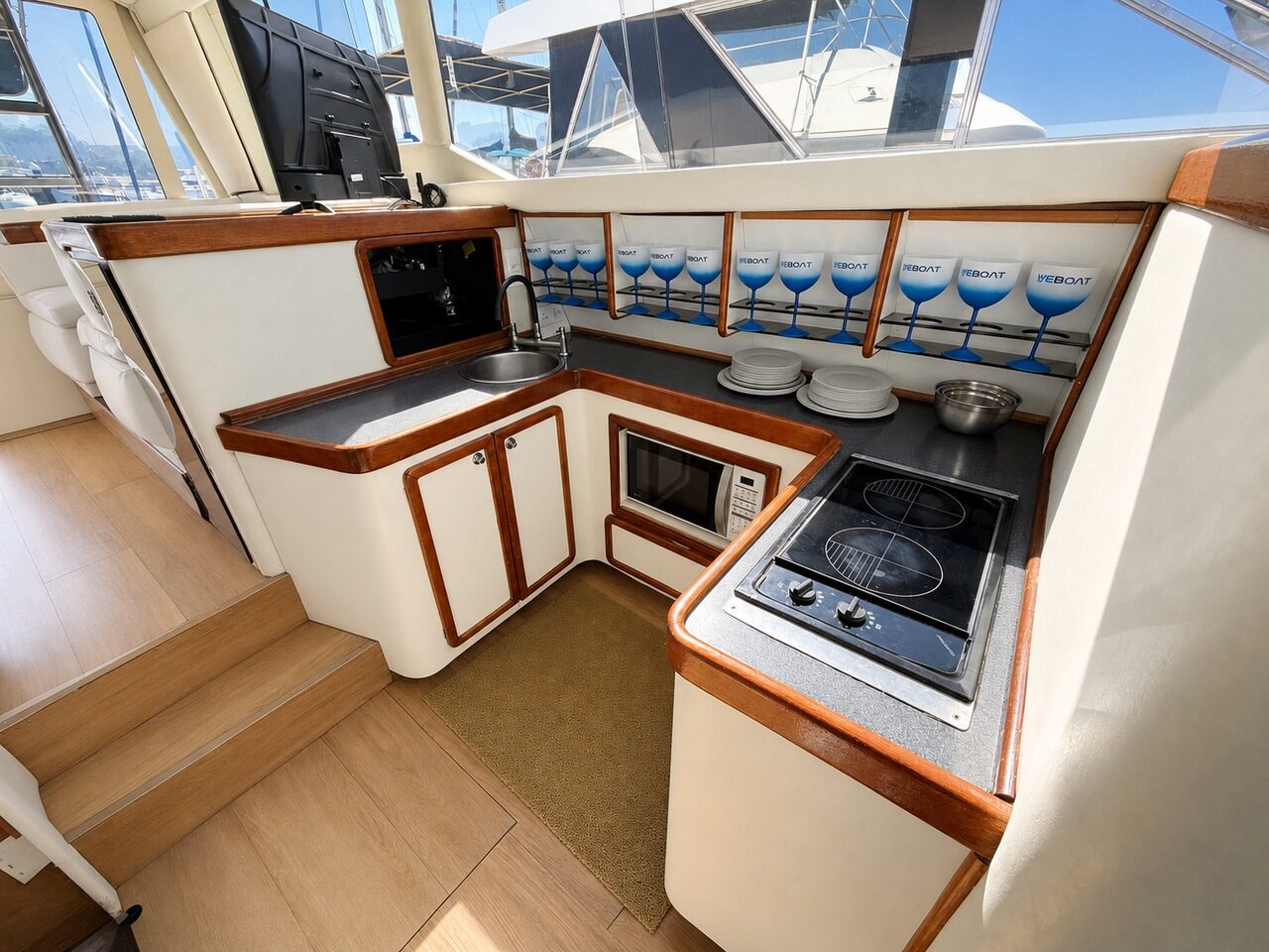 WeBoat Rio Star 50 - Cozinha com acesso ao salão