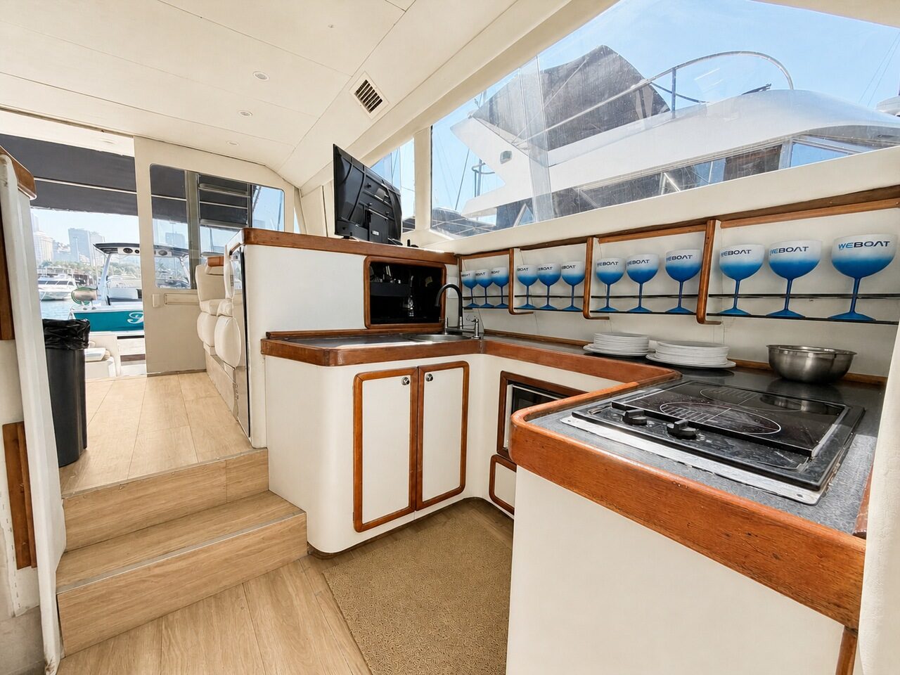 WeBoat Rio Star 50 - Cozinha com vista para a marina