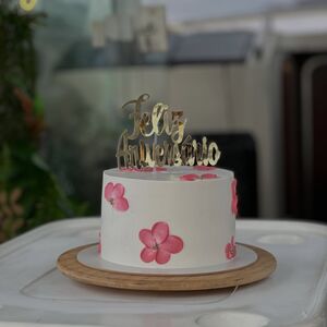 Aniversariante com bolo personalizado na lancha