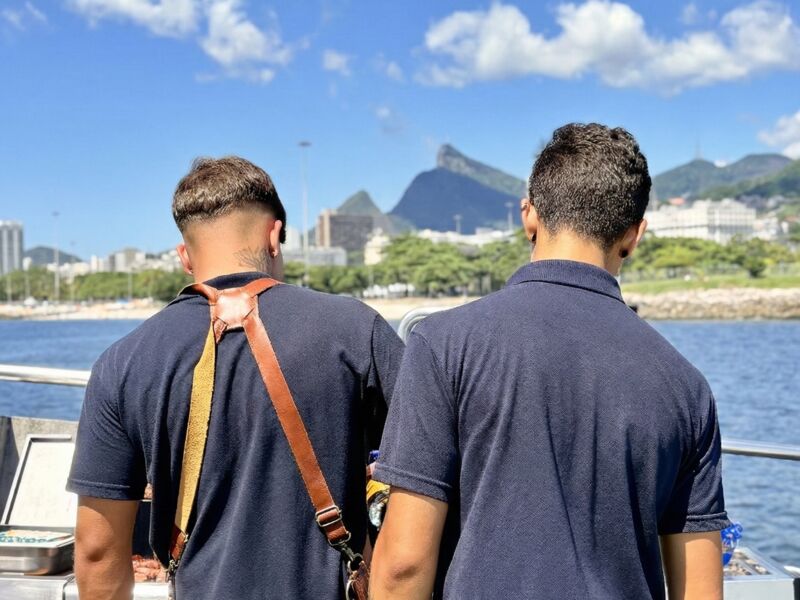 Equipe em evento corporativo na lancha