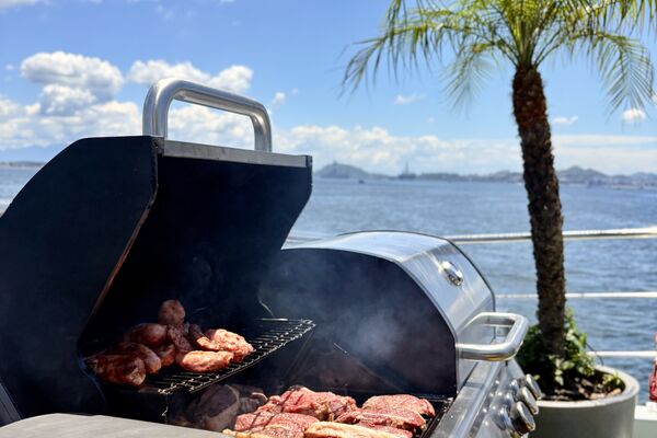 Colaboradores relaxando no deck da lancha