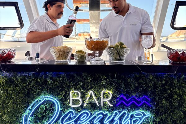 Relaxamento no solário da lancha em evento corporativo