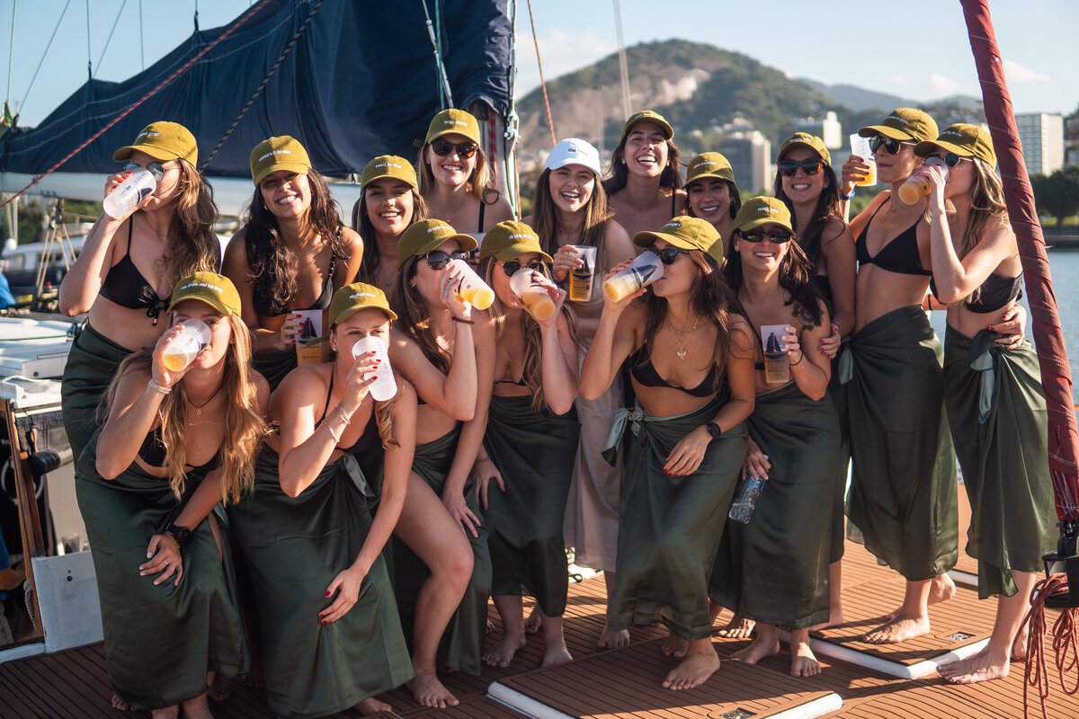 Grupo de amigas na despedida de solteira na lancha