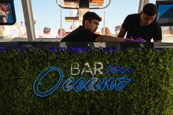 Buffet e drinks servidos a bordo na despedida de solteira na lancha