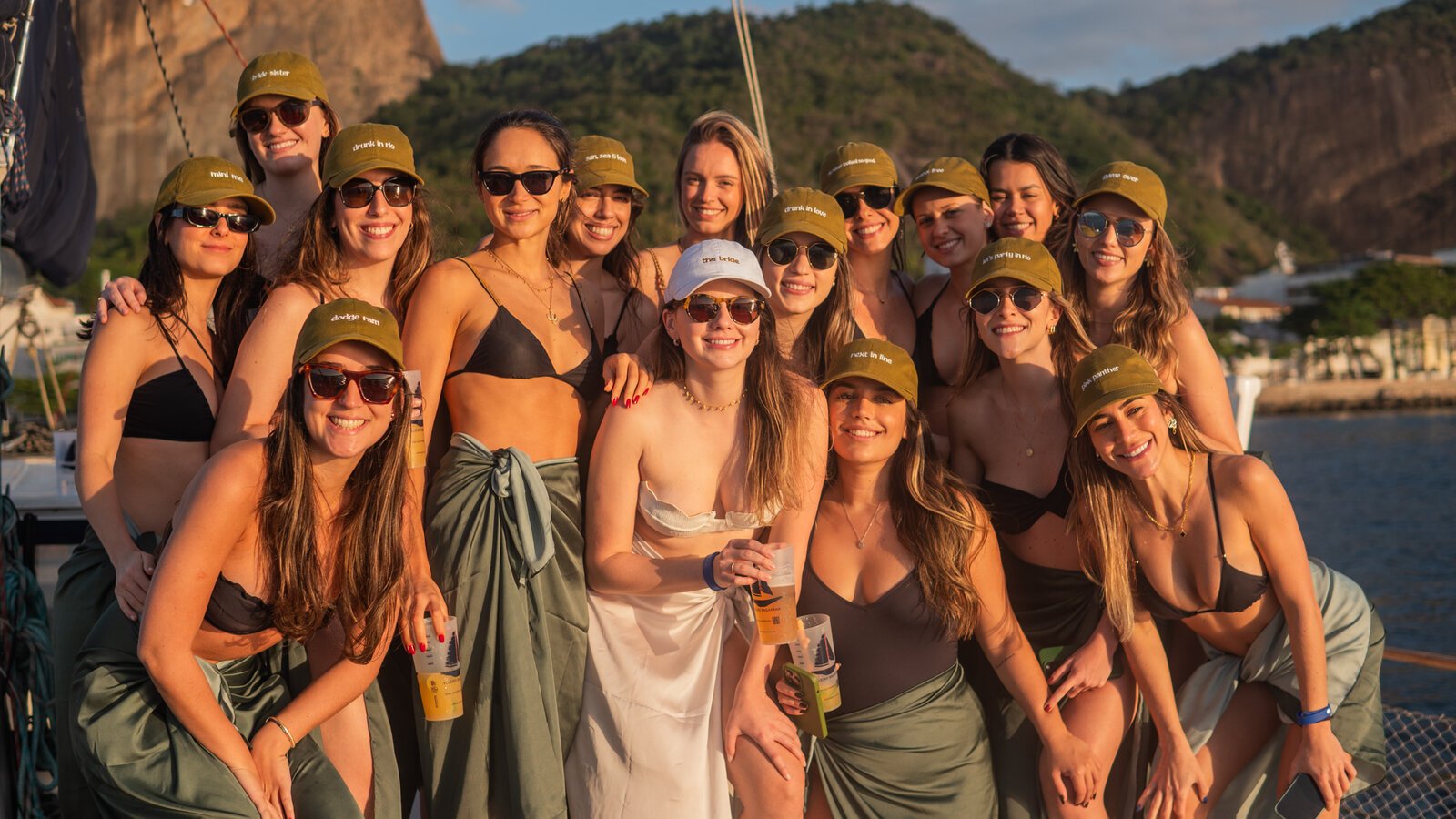 Grupo de amigas em despedida de solteira na lancha com Pão de Açúcar ao fundo