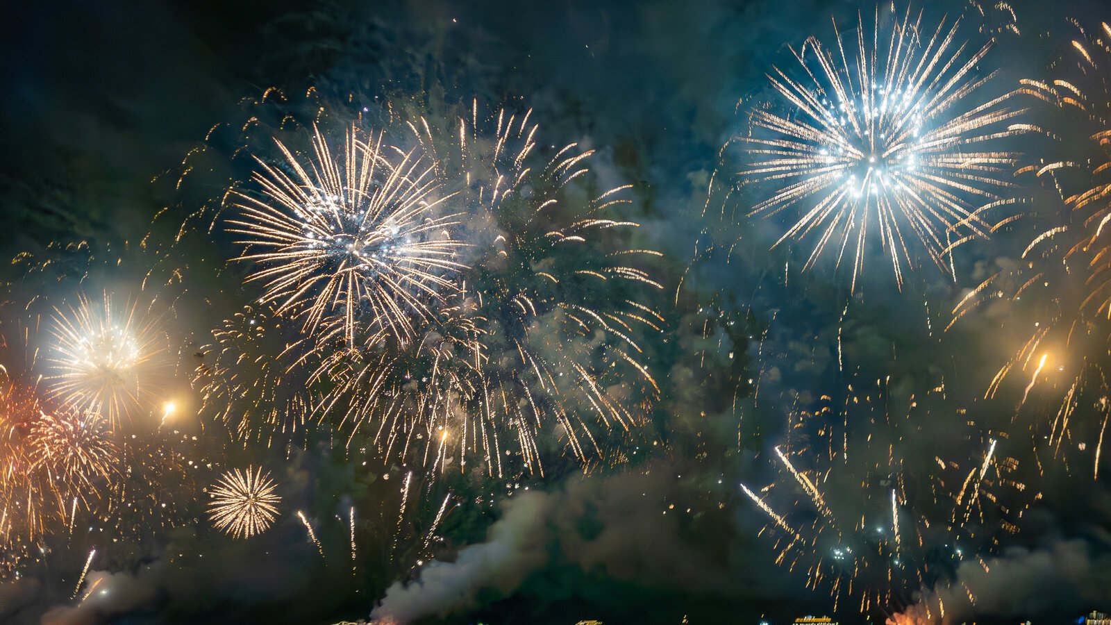Queima de fogos do réveillon vista do mar no Rio de Janeiro
