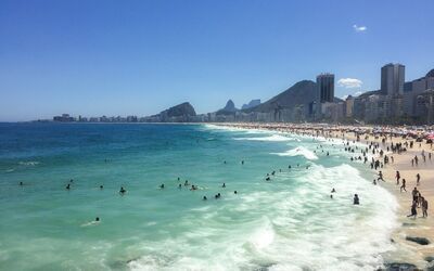 Vista panorâmica da orla de Copacabana com Pão de Açúcar ao fundo