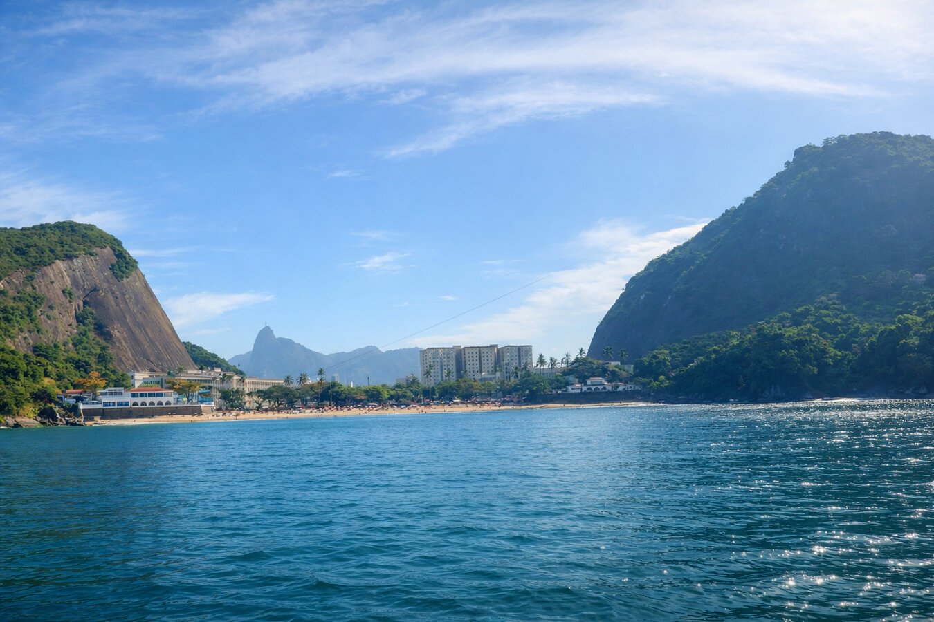 Passeio de lancha na Praia Vermelha com vista do Pão de Açúcar e Cristo Redentor