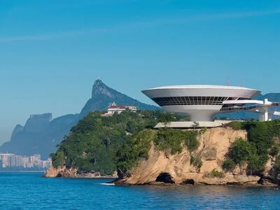 MAC Niterói visto do mar com Cristo Redentor - Roteiro Volta Completa