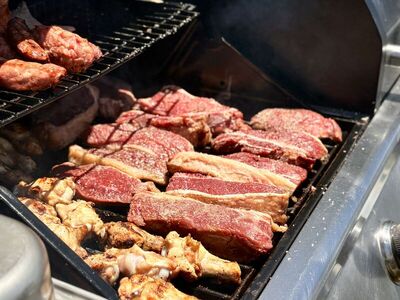 Churrasco sendo preparado a bordo da lancha