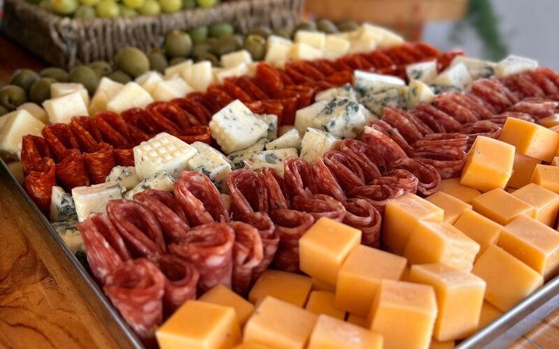 Mesa de queijos e vinhos na lancha