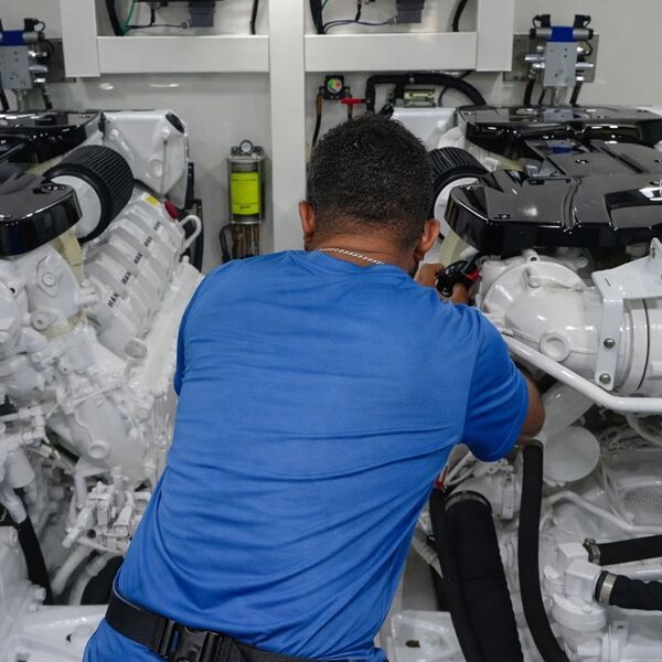 Técnico WeBoat realizando manutenção nos motores MAN na sala de máquinas